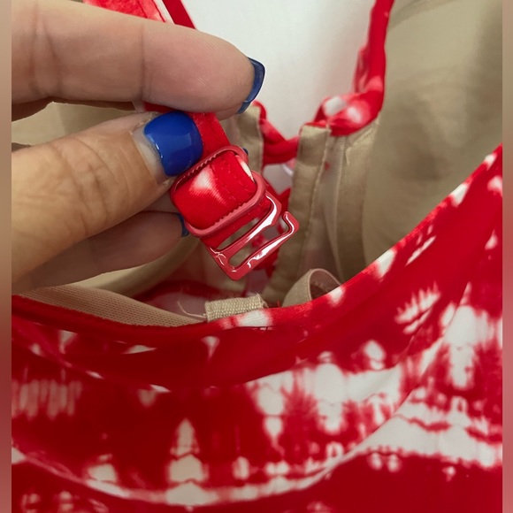 CACIQUE TANKINI. LIKE NEW! RED AND WHITE TIE DYE SWIMSUIT TOP WITH BUILT IN BRA. - Picture 8 of 16